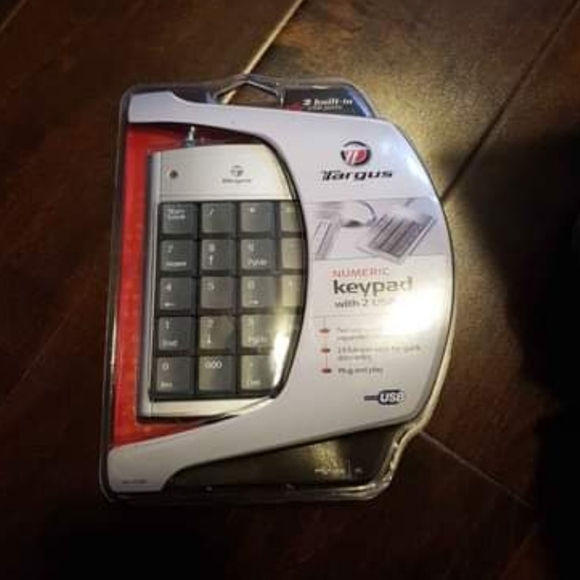 Targus numeric keypad with 2 USB ports, NEW - Picture 1 of 5